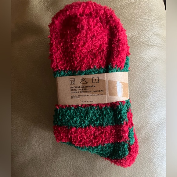 NEW WITH TAGS - Fuzzy Red & Green Socks - Picture 2 of 2